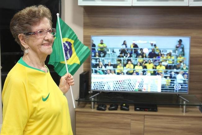 Os jogos da Copa do Mundo concentram em si os olhares de todos os pa�ses do mundo e criam um ambiente de di�logo entre as mais espa�adas gera��es. Dona Wanda, com 85 anos. Bruno Vin�cius, com 29 anos, e Arthur Mour�o, com sete anos.