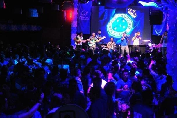 Torcedores do Cruzeiro acompanham final da Copa do Brasil no Mercado Distrital do Cruzeiro, em Belo Horizonte