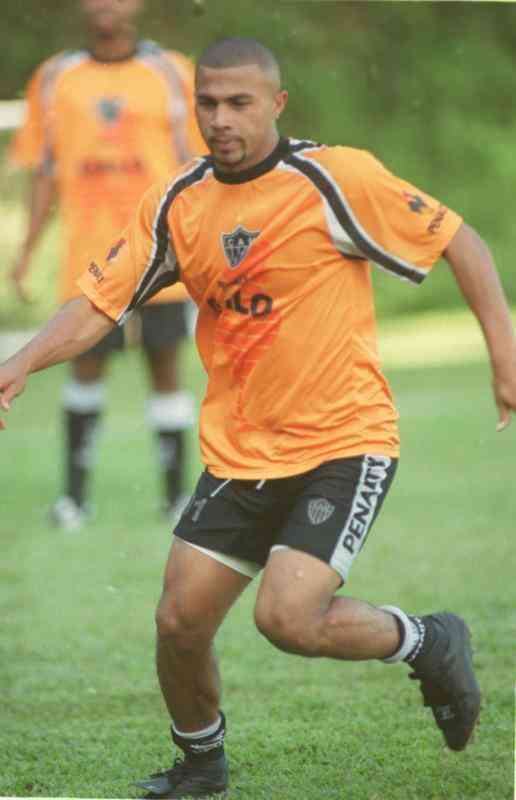 O volante Gustavo Del Toro atuou em apenas sete jogos pelo Atltico, em 2000, e marcou um gol.