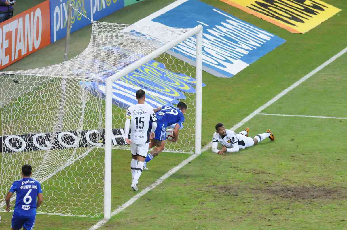 Fotos do primeiro gol do Cruzeiro, marcado por Sabino (Sport), contra