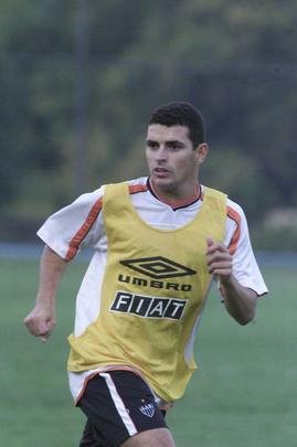 Tucho - Tucho era jogador do América em 2003 e, quando defendia o Santa Clara, de Portugal, foi contratado pelo Atlético por empréstimo. Ele ficou no Galo até o fim de 2004 e ficou marcado por ter feito três gols contra o Cruzeiro, no Mineirão, em vitória alvinegra por 5 a 3 na disputa do Campeonato Mineiro. Em 61 jogos com a camisa alvinegra, marcou 11 gols.