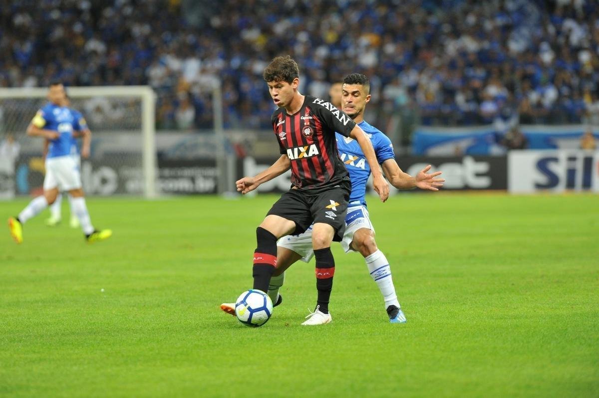 Lances do primeiro tempo da partida entre Cruzeiro e Atltico-PR, no Mineiro, pelas oitavas de final da Copa do Brasil