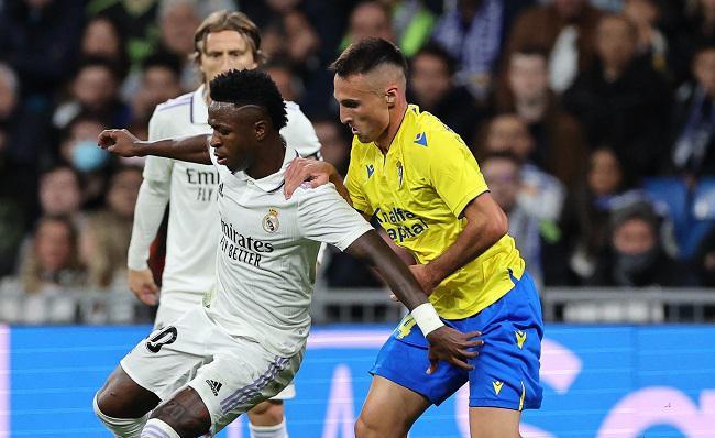 Vini Júnior não gostou de uma pancada sofrida por Rodrygo e foi tirar satisfação com o zagueiro espanhol