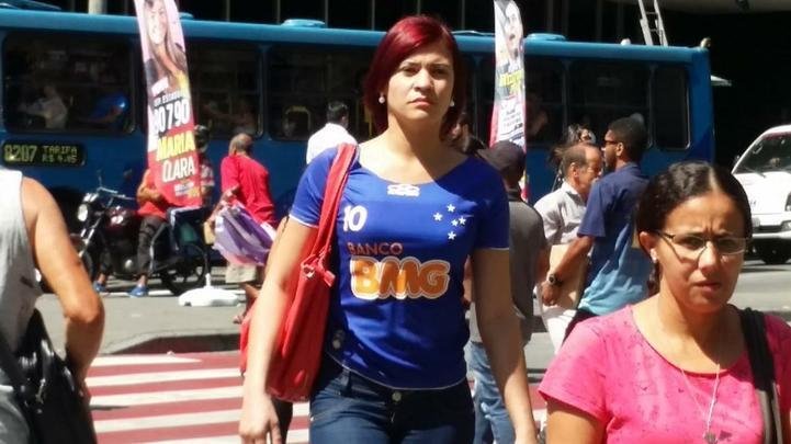 Torcedores do Cruzeiro saem às ruas com a camisa do clube, em dia de decisão