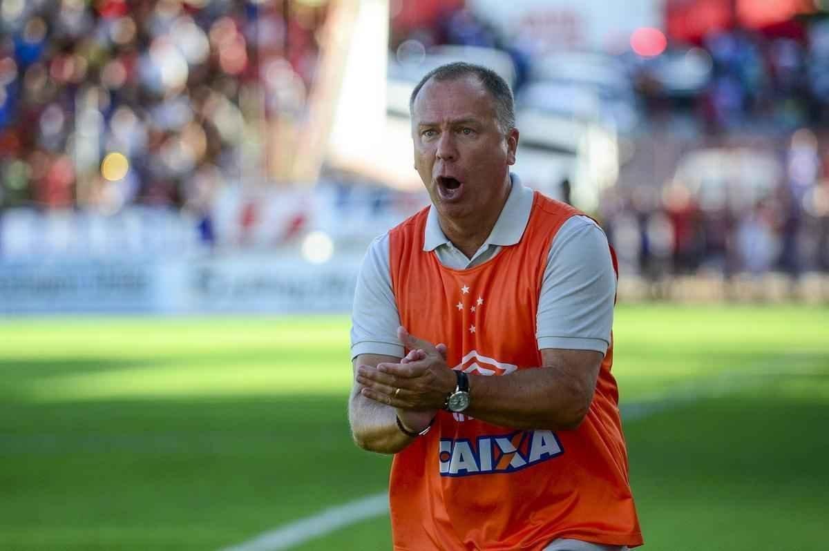 Fotos da vitria do Cruzeiro sobre o Amrica, em Tefilo Otoni, pelo Campeonato Mineiro