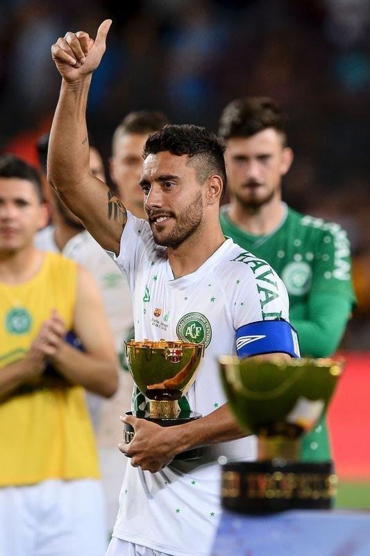 Alan Ruschel, lateral-esquerdo sobrevivente do acidente areo com a Chape em 2016, foi homenageado pelo Barcelona