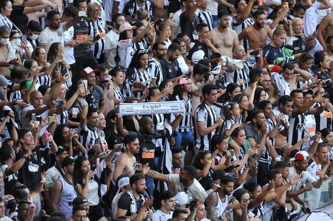 Aps a vitria do Atltico sobre o Fluminense, por 2 a 1, no Mineiro, os jogadores, o tcnico Cuca, a comisso tcnica, o gerente e ex-goleiro Victor e torcedores fizeram muita festa com a proximidade do ttulo brasileiro