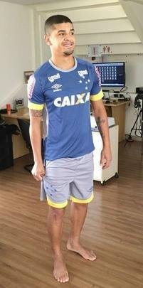 Denílson passou por exames na Toca da Raposa II e posou com a camisa 88 do Cruzeiro