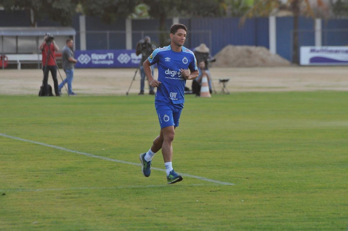 Cruzeiro iniciou sua intertemporada nesta segunda-feira na Toca da Raposa II. Tcnico Mano Menezes contou com elenco completo. Grupo agora comea preparao para decises com Atltico na Copa do Brasil, River Plate na Copa Libertadores e 29 rodadas restantes do Campeonato Brasileiro