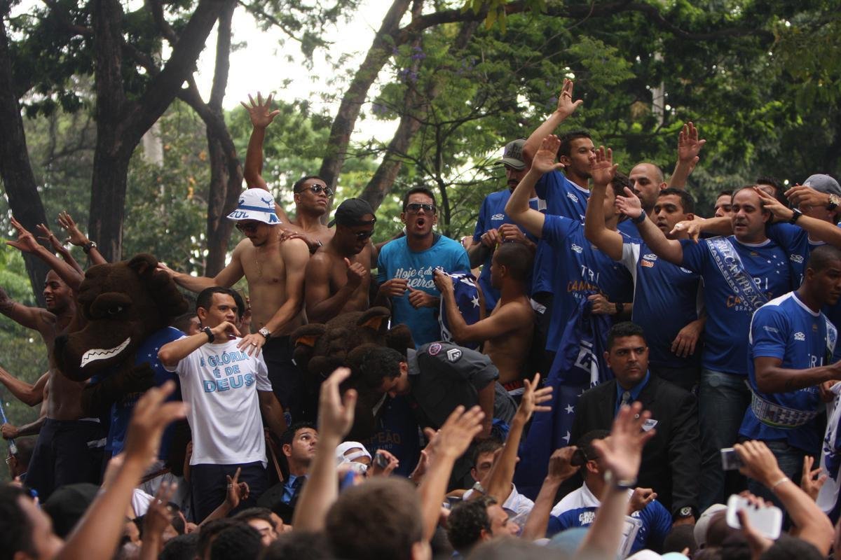 Depois de vencer o Vitria por 3 a 1 no Barrado, em Salvador, na noite de 13 de novembro de 2013, e confirmar o tricampeonato brasileiro, o Cruzeiro desembarcou em Confins numa quinta-feira e foi recebido por milhares de pessoas nas ruas de Belo Horizonte. O elenco desfilou em carro pela Avenida Antnio Carlos, pela Avenida Afonso Pena, no Centro, e foi em direo  sede do Barro Preto. Esta, sem dvida, foi a festa que envolveu o maior nmero de pessoas na capital mineira.