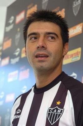 Julio César Cáceres - Julio César Cáceres foi contratado pelo Atlético em 2005. Na temporada, o zagueiro paraguaio marcou 3 gols em 20 jogos. Apesar de não conseguir evitar a queda do clube para a Série B do Brasileirão, o zagueiro foi um dos destaques com a camisa do Galo. Ele voltou ao clube em 2010. Em sua segunda passagem pelo Atlético, Cáceres não correspondeu. Foram 24 jogos (22 como titular). No início de 2011, rescindiu com o Alvinegro.