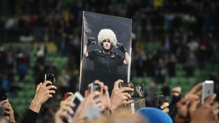 Khabib Nurmagomedov  festejado por multido de fs no estdio do Anzhi, no Daguesto 