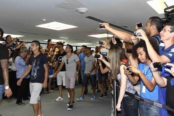 Governador Anastasia entregou uma placa aos campees brasileiros e recebeu uma camisa do Cruzeiro de presente, na Cidade Administrativa