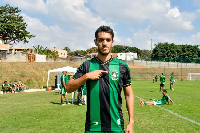 O zagueiro Lucas Kal foi o 12 reforo do Amrica para a temporada 2021. O defensor, que pertence ao So Paulo, assinou por emprstimo com o Coelho at maro de 2022.