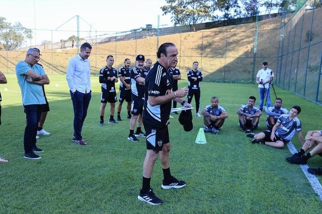 Nesta tera-feira (26), Cuca foi apresentado como treinador do Atltico - pela terceira vez na carreira. Primeiro, foi saudado pelo diretor de futebol Rodrigo Caetano e concedeu entrevista coletiva na sala de imprensa da Cidade do Galo. Depois, comandou o primeiro treino com o elenco no CT, j pensando no confronto contra o Internacional, pelo Campeonato Brasileiro.