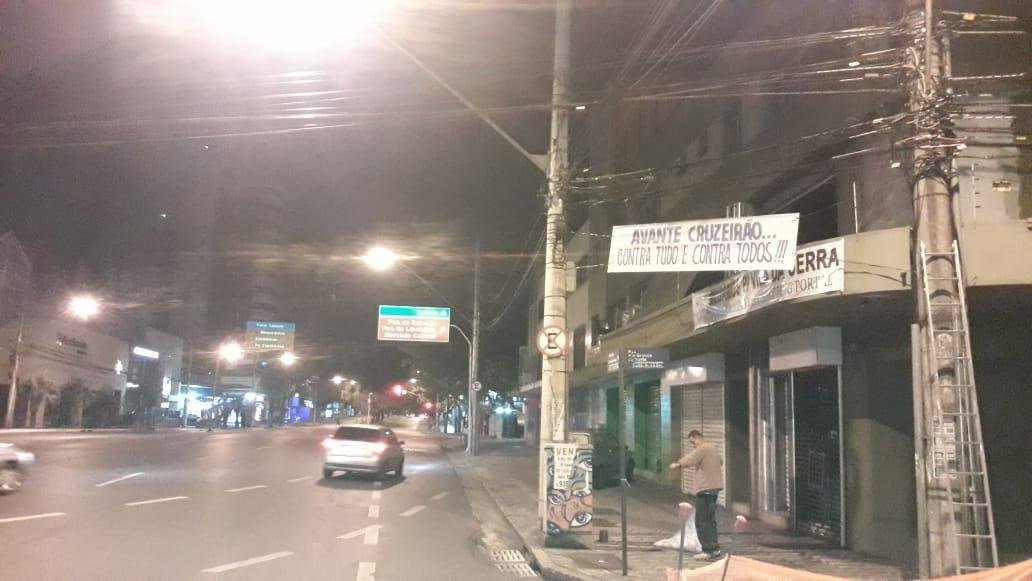 Faixas de apoio ao Cruzeiro so estendidas em Belo Horizonte antes da partida contra o FLuminense