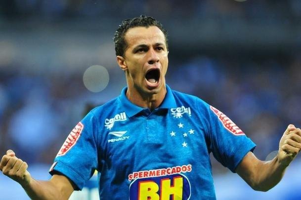 Atacante Leandro Damio (Cruzeiro: 2015 / Flamengo: 2016-2017): 48 jogos por Cruzeiro (18 gols) e 40 jogos por Flamengo (11 gols)