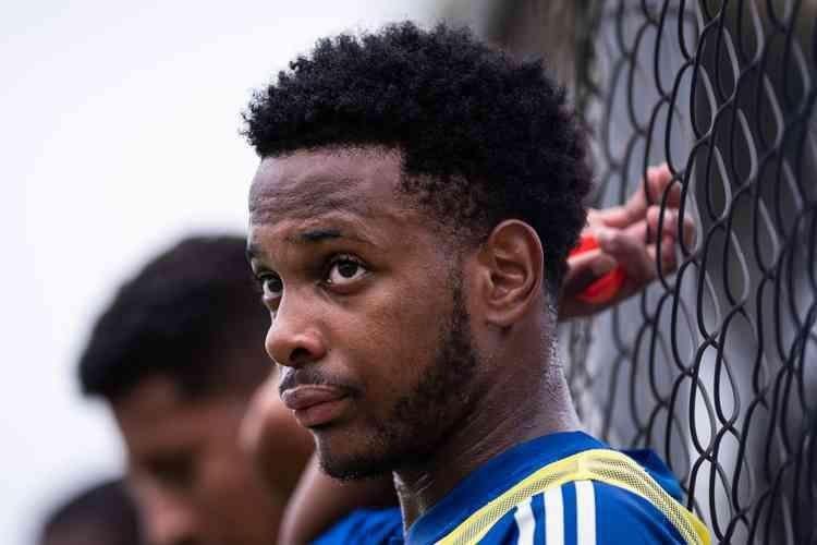 O lateral-direito Rafael Luiz, de 18 anos, teve diagnstico positivo para COVID-19 em 4 de novembro. O jogador do Cruzeiro realizou o exame protocolar que indicou para a infeco antes da partida contra o Botafogo-SP, na abertura do returno da Srie B do Campeonato Brasileiro. 