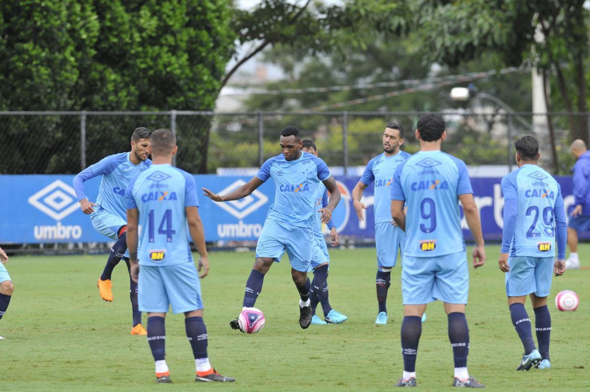 Em atividade na Toca da Raposa II, tcnico Mano Menezes mostrou provvel escalao do Cruzeiro para o jogo contra o Boa: Rafael; Nonoca, Ded, Digo e Marcelo Hermes; Lucas Romero e Bruno Silva; Rafael Sobis, Thiago Neves e Mancuello; Raniel (fotos: Juarez Rodrigues/EM D.A Press)