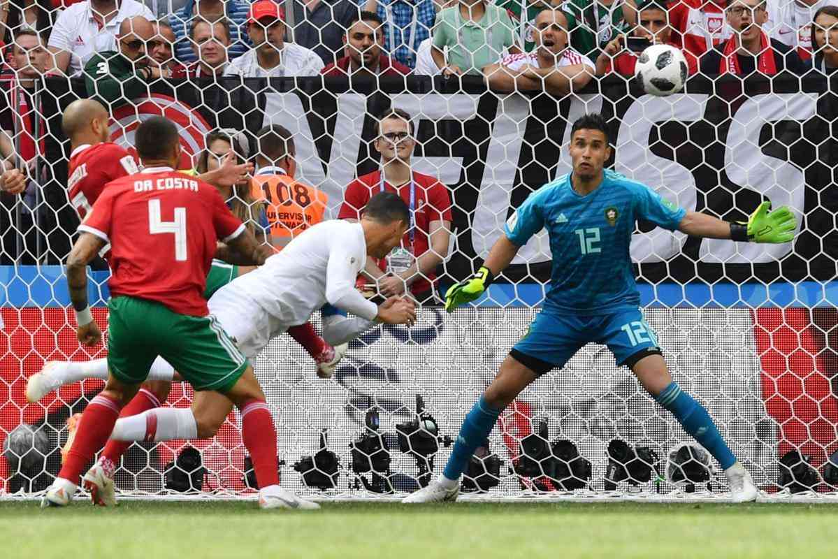De cabea, Cristiano Ronaldo balanou a rede do Marrocos logo aos 4min de jogo e chegou a quatro gols na Copa do Mundo 