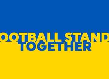 Telões de dez estádios mostrarão a mensagem "O futebol está unido", sobre fundo azul e amarelo, enquanto o logo da liga já exibe as cores do país em suas redes