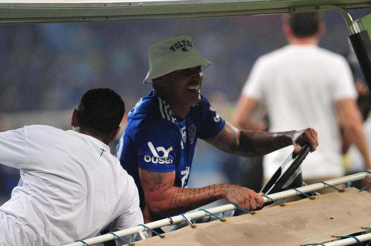 Depois de confirmar o acesso  Srie A com a vitria sobre o Vasco, jogadores do Cruzeiro foram  loucura no Mineiro. Nas arquibancadas, torcedores deliraram. Muitos tambm foram s lgrimas de emoo 