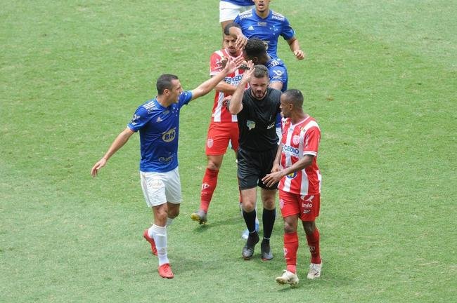 Edu empatou o jogo para o Cruzeiro diante do Villa Nova, no Independncia, pela oitava rodada do Campeonato Mineiro