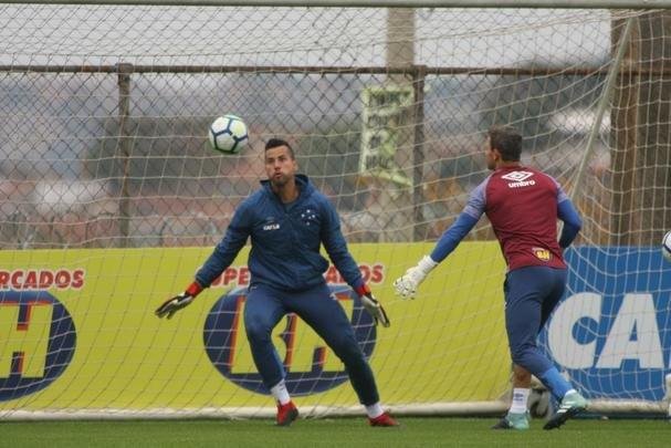 Goleiro Fbio vai a campo sob superviso de preparador Robertinho
