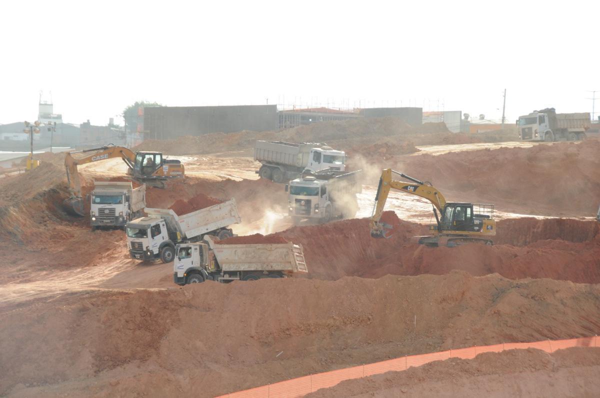 11/8/2020 - Obra de construção da Arena MRV, do Atlético. Além de tratores e caminhões, equipamentos de infraestrutura e tubulações começam a fazer parte da paisagem no terreno onde será erguido o estádio do Galo no Bairro Califórnia, em Belo Horizonte. Já são 113 dias de trabalho. (Juarez Rodrigues/EM/D. A Press)