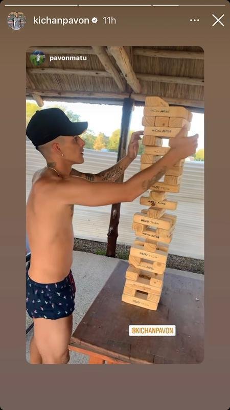Atacante Cristian Pavn durante brincadeira com jogo na Argentina.