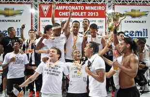 Ronaldinho festejou a conquista do Mineiro aps Atltico superar o Cruzeiro na deciso
