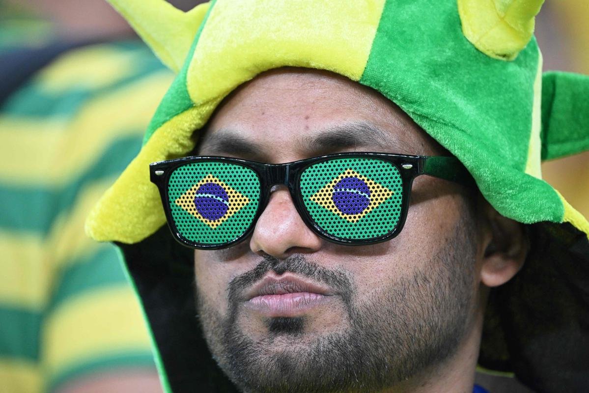 Fotos das torcidas de Brasil e Crocia no Estdio da Educao, em Al-Rayyan, no Catar, em duelo pelas quartas de final da Copa do Mundo
