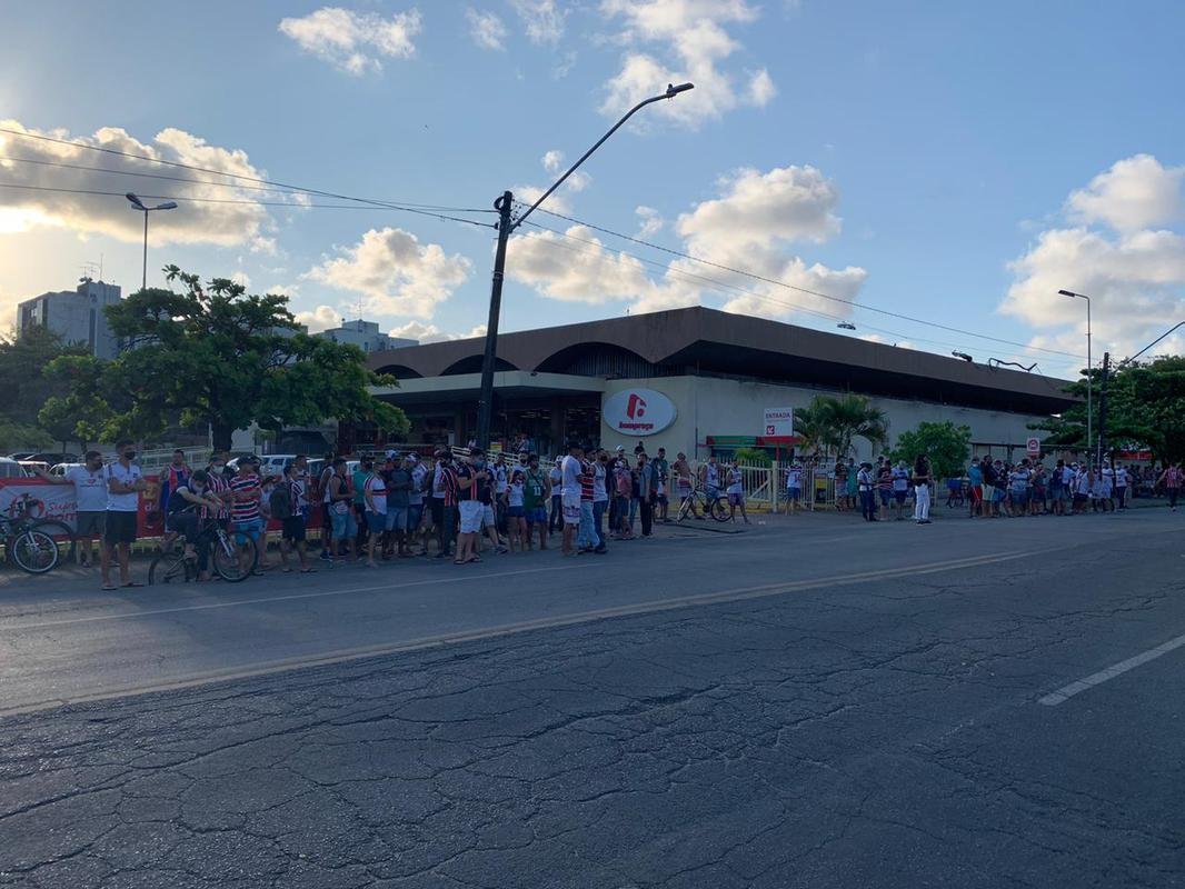 Enquanto a bola rolava para Ferroviário e Santa Cruz, neste domingo, grupo de torcedores se encontraram na sede do estádio do Arruda para protestar
