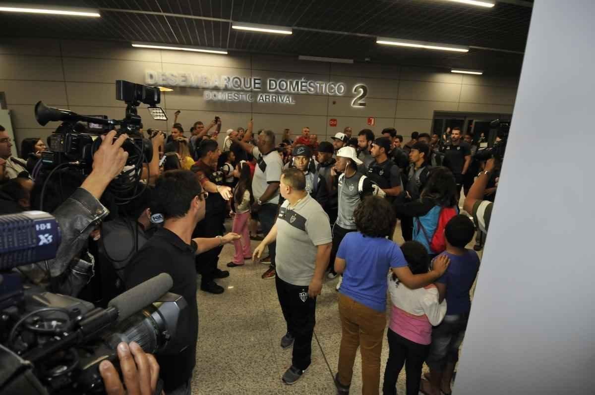 Delegao do Atltico desembarcou unida e em silncio no aeroporto de Confins, nesta quinta-feira