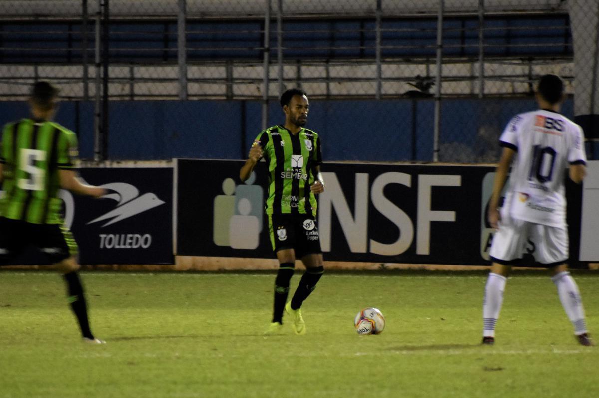 Com gols de Diego Ferreira, Rickson e Vito, Amrica venceu a URT por 3 a 0, nesta quarta-feira, em Patos de Minas, e terminou primeira fase do Mineiro em segundo lugar. Adversrio na semifinal ser o Atltico.