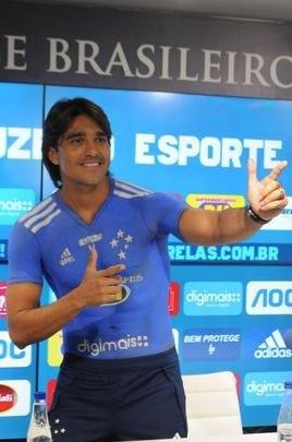 Fotos da apresentao do atacante Marcelo Moreno como novo reforo do Cruzeiro para 2020. Duante entrevista, jogador foi acompanhado pela esposa Marilisy Antonelli e pela filha, Maria Clara