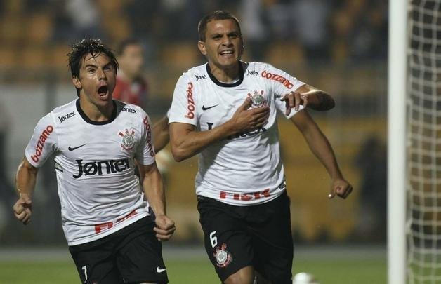 ATLTICO - O lateral-esquerdo Fbio Santos ( direita)  bicampeo da Copa Libertadores. Em 2005, integrou o grupo vitorioso do So Paulo. Em 2012, foi pea fundamental no ttulo indito do Corinthians.