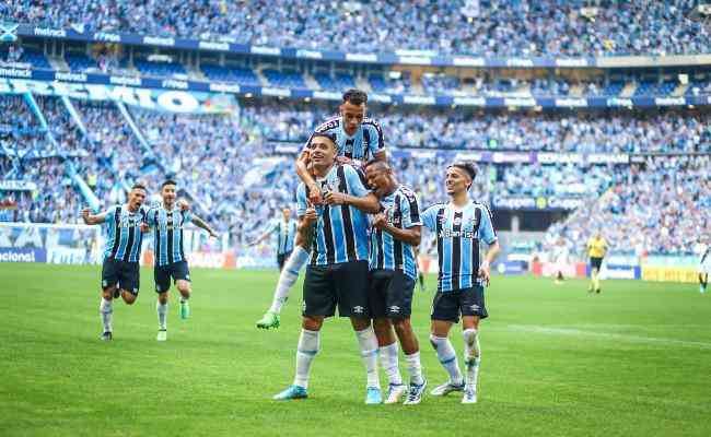 Jogadores do Grêmio comemoram belo gol de Diego Souza