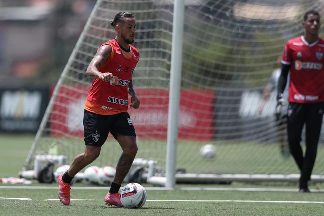 Com seriedade, mas tambm descontrao, o Atltico treinou sob sol forte na manh desta sexta-feira (21), na Cidade do Galo, em Vespasiano. Este foi o quinto dia de pr-temporada para o clube mineiro em 2022, sob o comando do tcnico argentino Antonio 'El Turco' Mohamed. Novas baixas, o volante Allan e o atacante Keno testaram positivo para COVID-19 e no participaram das atividades (ambos cumprem perodo de sete dias de isolamento social).