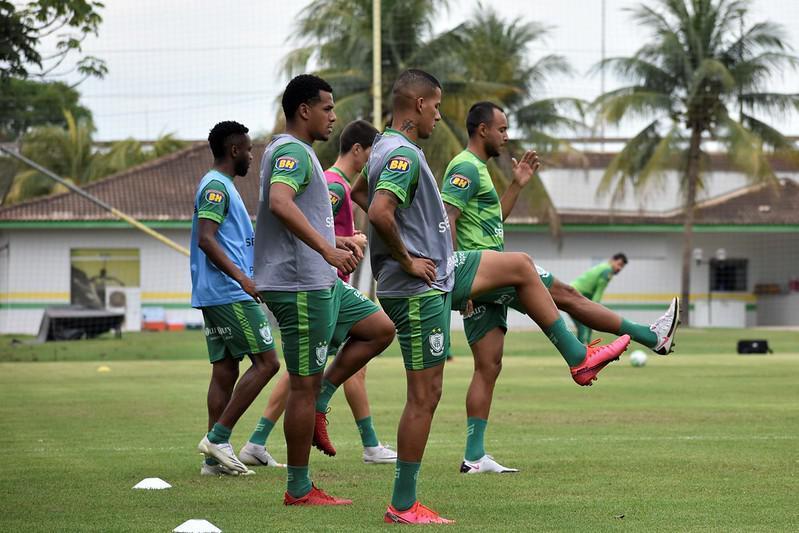 Neste domingo (15), o Amrica treinou no CT do Cuiab, em Mato Grosso, visando o confronto de volta das quartas de final da Copa do Brasil, contra o Internacional. Na primeira partida, em Porto Alegre, o Coelho venceu por 1 a 0. Agora, a equipe mineira joga por um empate, no Independncia, para avanar s semifinais da competio pela primeira vez em sua histria.