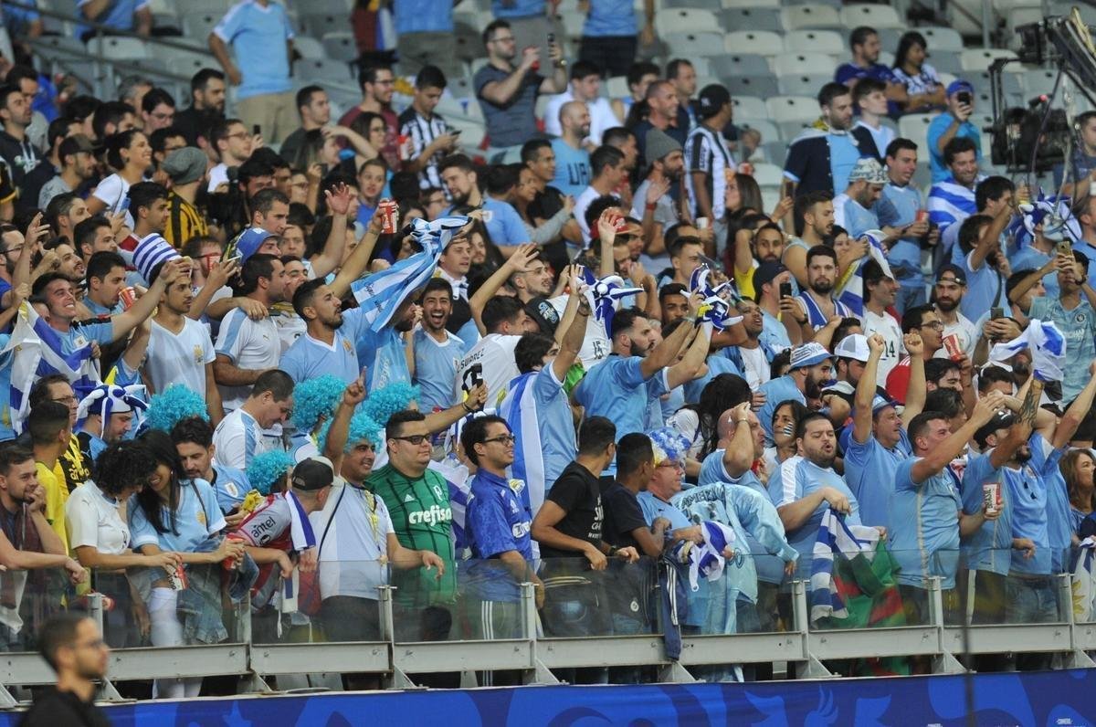 Fotos das torcidas de Uruguai e Equador no Mineiro