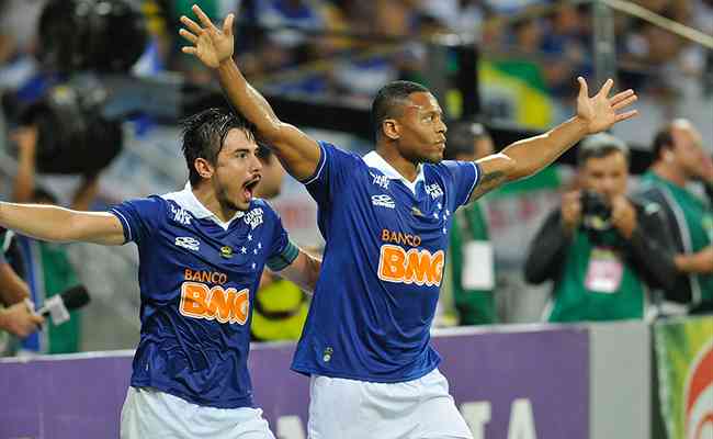 Jlio Baptista marcou dois gols na vitria do Cruzeiro por 3 a 0 sobre o Botafogo, em 18 de setembro de 2013, pela 22 rodada da Srie A