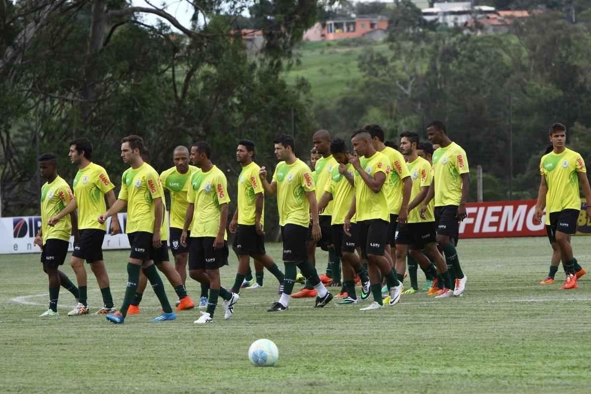 O elenco do Amrica se reapresentou para a temporada 2015 na tarde desta segunda-feira, no CT Lanna Drumond. Depois de reunio com integrantes do conselho de administrao, os jogadores foram para um campo secundrio, onde realizaram o primeiro trabalho com bola. O gramado principal passa por reformas.