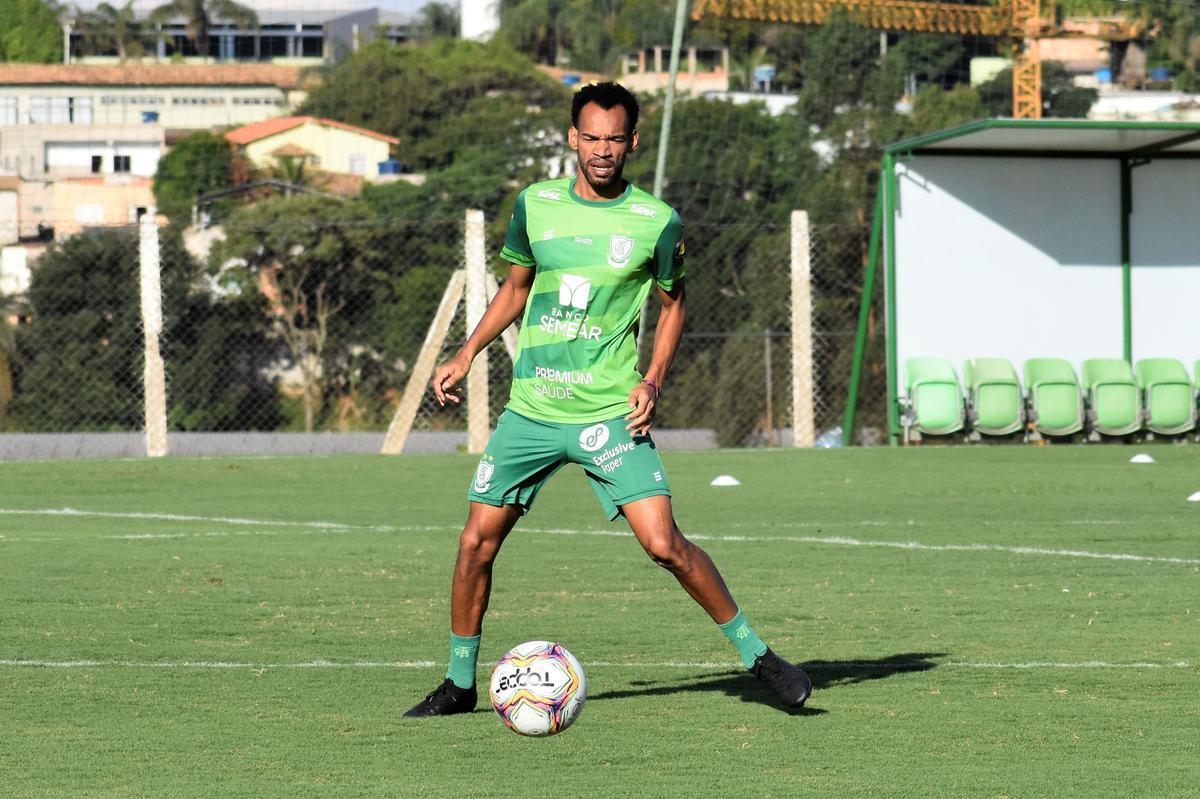 O América treinou na tarde desta segunda-feira (23), no CT Lanna Drumond, em Belo Horizonte. A atividade visou o confronto contra o Juventude, às 21h30 desta terça-feira (24), no Independência. A partida é válida pela 23ª rodada da Série B do Campeonato Brasileiro.