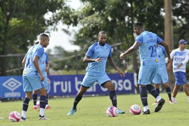 Mano Menezes montou Cruzeiro que deve encarar o Villa Nova no sbado e promoveu trs mudanas em relao ao ltimo jogo: Murilo entrou na vaga de Leo, Egdio no lugar de Marcelo Hermes e Robinho deu lugar a Ariel Cabral