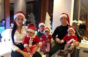 Cristiano Ronaldo postou foto ao lado dos filhos e da esposa