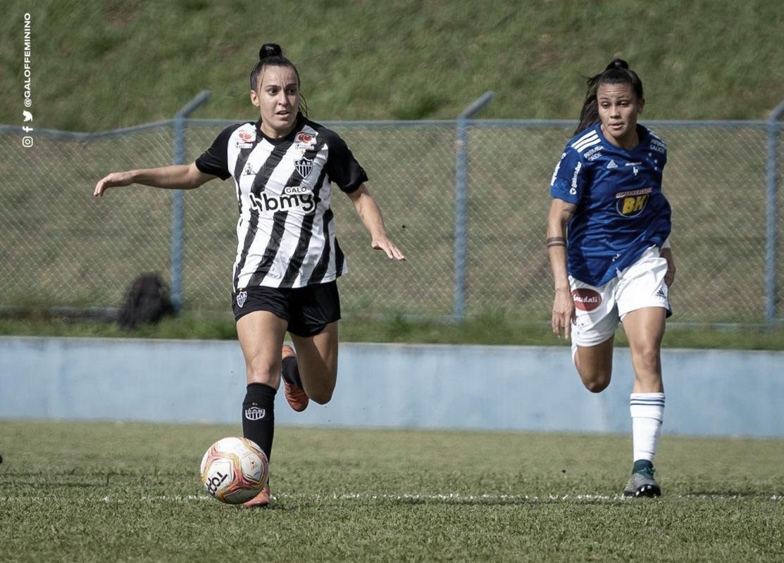 Cruzeiro e Atlético empataram em 0 a 0 nesta terça-feira (8), em partida adiada da 2ª rodada do Campeonato Mineiro Feminino. O confronto foi realizado na Toca da Raposa I, em Belo Horizonte, e decretou a classificação do Galo para a grande decisão.