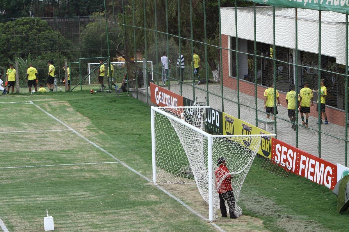 O elenco do Amrica se reapresentou para a temporada 2015 na tarde desta segunda-feira, no CT Lanna Drumond. Depois de reunio com integrantes do conselho de administrao, os jogadores foram para um campo secundrio, onde realizaram o primeiro trabalho com bola. O gramado principal passa por reformas.