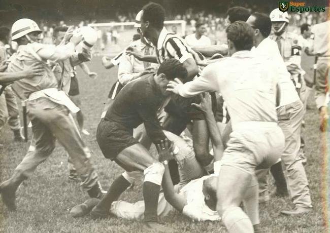 24/10/1965 - Lance do jogo entre Atltico e Cruzeiro, realizado no Mineiro, em Belo Horizonte, onde acontece a primeira briga no estdio. A partida terminou aos 34 minutos do segundo tempo, quando o juiz assinalou um pnalti na grande rea do time alvinegro e os jogadores protestaram. O jogo terminou em 1 a 0 para o Cruzeiro.