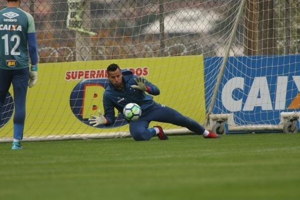 Goleiro Fbio vai a campo sob superviso de preparador Robertinho